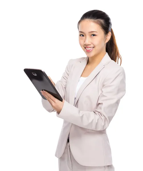 Aziatische zakenvrouw gebruik Tablet PC — Stockfoto