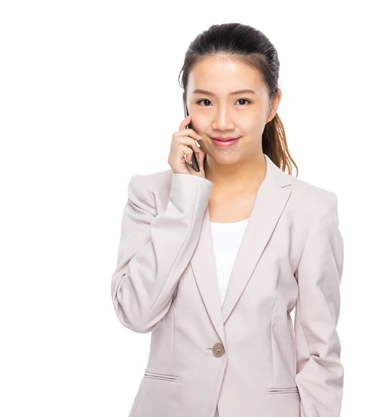 Asiática mulher de negócios falar no telefone móvel — Fotografia de Stock