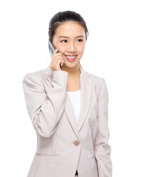 Asiática mujer de negocios hablar en el teléfono móvil —  Fotos de Stock