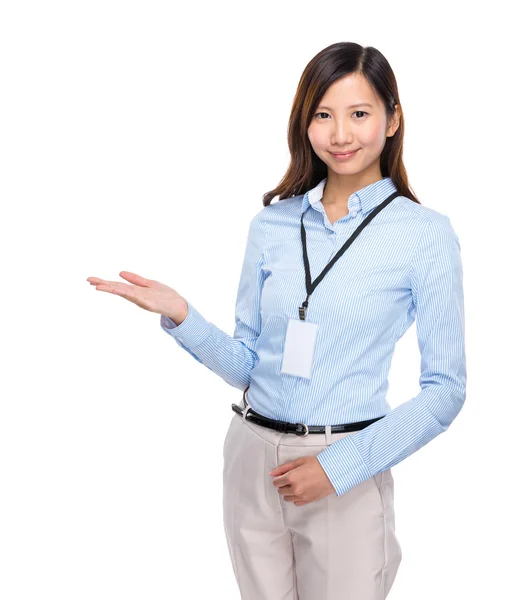Азіатський бізнес-леді присутній відкритий palm на білому тлі — стокове фото
