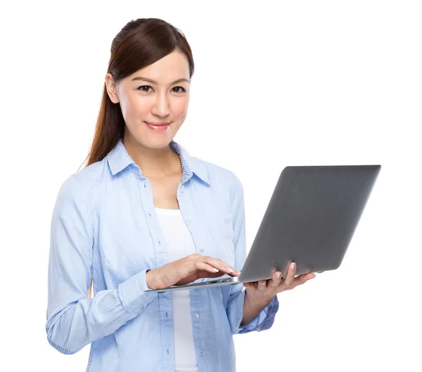 Kvinna använder bärbar dator — Stockfoto