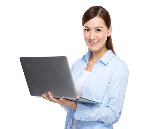 Asiatisk kvinna typ på laptop — Stockfoto