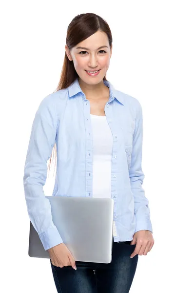 Tenere donna con computer notebook — Foto Stock