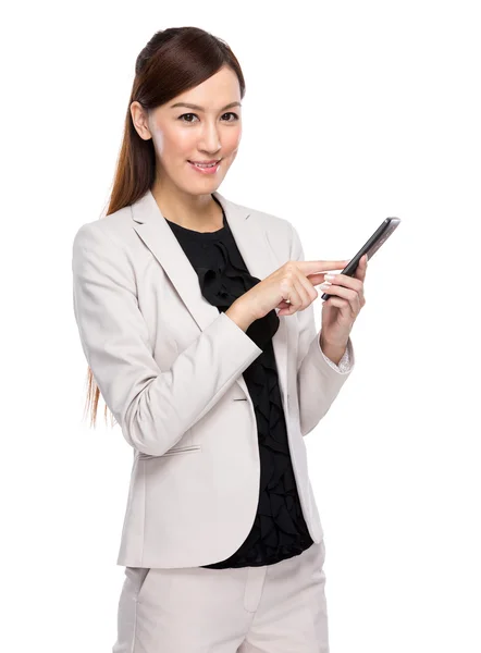 Femme d'affaires utilisent le téléphone mobile — Photo