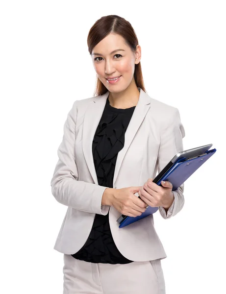 Affärskvinna med Urklipp och laptop — Stockfoto