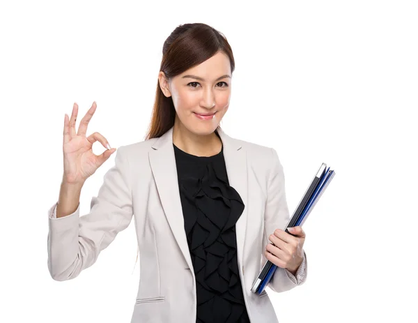 Businesswoman hold clipboard and laptop ok sign — Stock Photo, Image