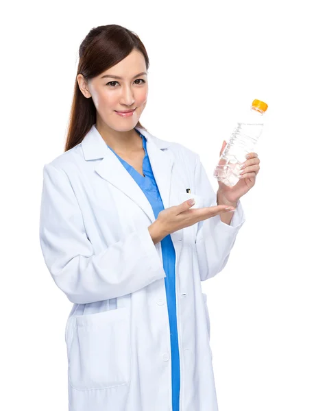 Азиатская женщина-врач держит бутылку воды — стоковое фото