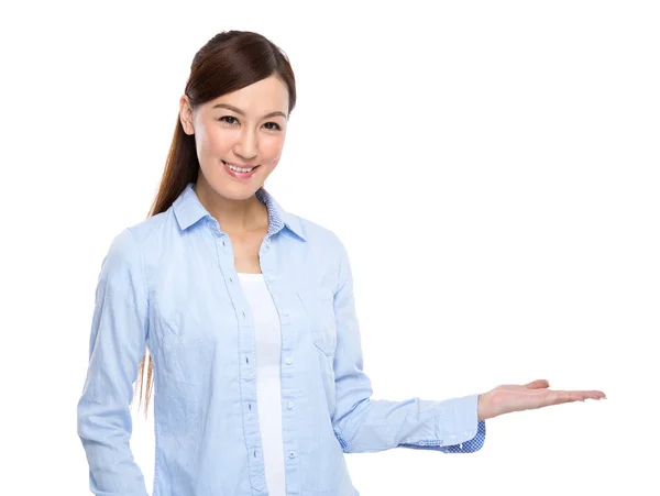 Mujer con presentación a mano — Foto de Stock