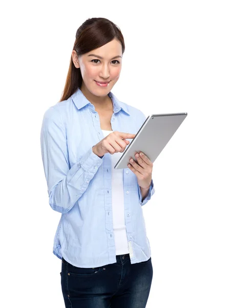 Женщина использовать цифровой планшет — стоковое фото