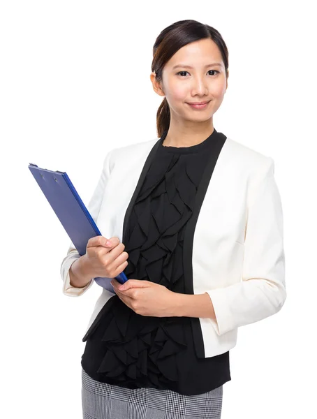 Confident businesswoman with clipboard — Stock Photo, Image