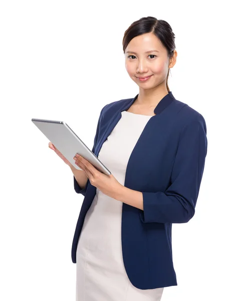 Mujer joven asiática con tableta — Foto de Stock