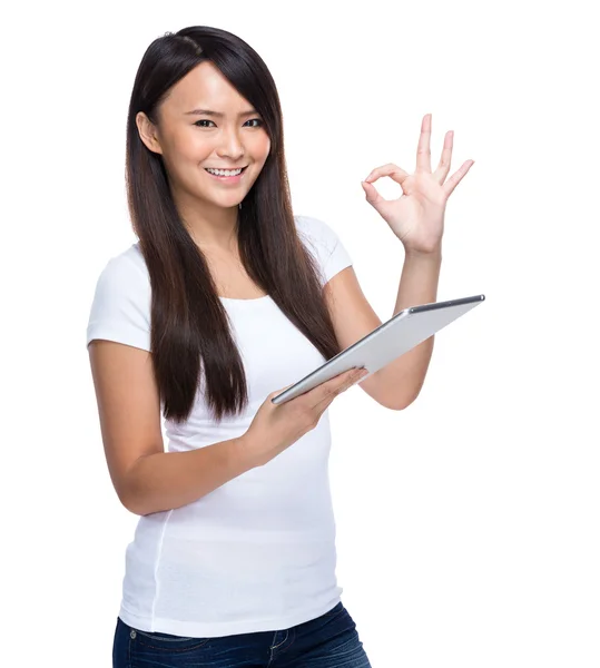 Frau benutzt Tablet mit Ok-Zeichen — Stockfoto