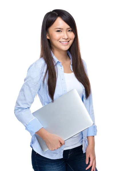 Mujer mantenga la computadora — Foto de Stock