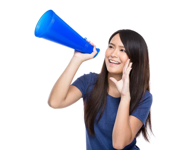 Mujer grita con altavoz — Foto de Stock