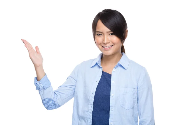 Asiatico giovane donna palmo aperto presente — Foto Stock