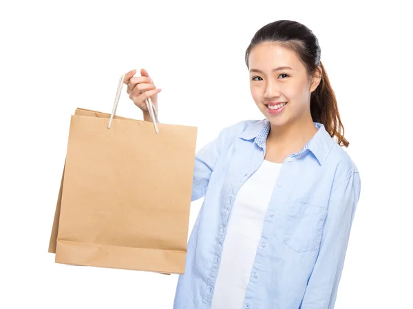 Mladá žena s nákupní taškou — Stock fotografie