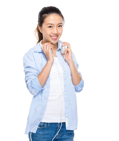 Asiatische junge Frau mit Kopfhörer — Stockfoto