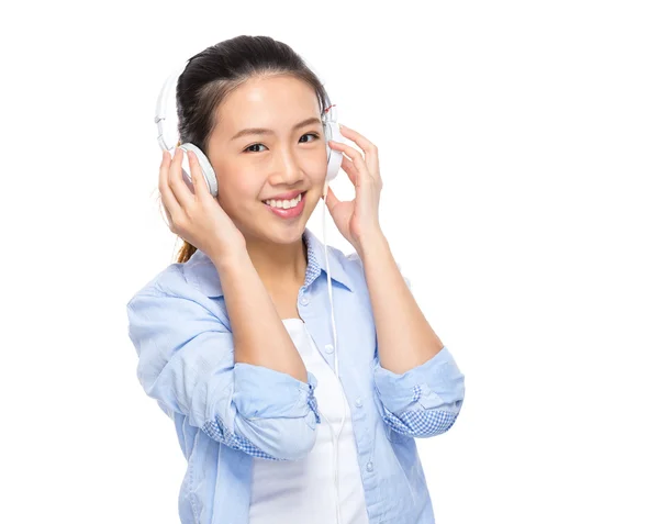 Азиатская молодая женщина слушать наушники — стоковое фото