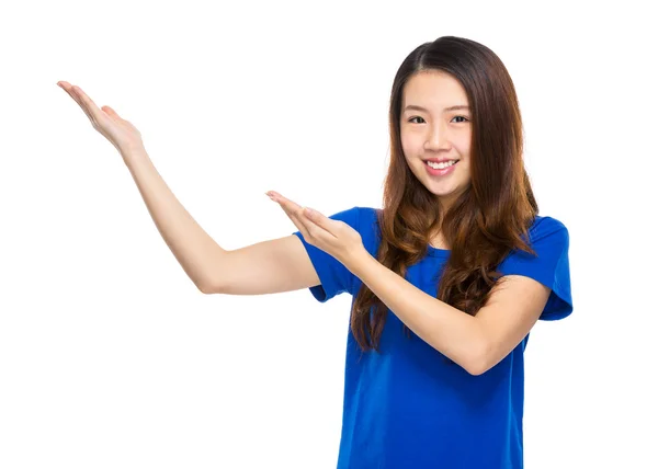 Asian young woman present — Stock Photo, Image