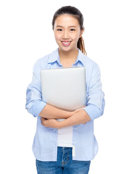Asiática jovem mulher com computador portátil — Fotografia de Stock