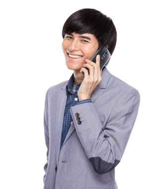 Asya işadamı konuşmak için cep telefonu