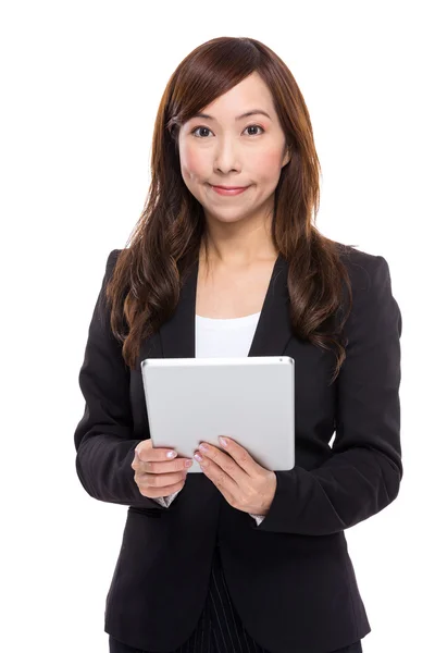 Mujer de negocios mayor uso tableta digital — Foto de Stock