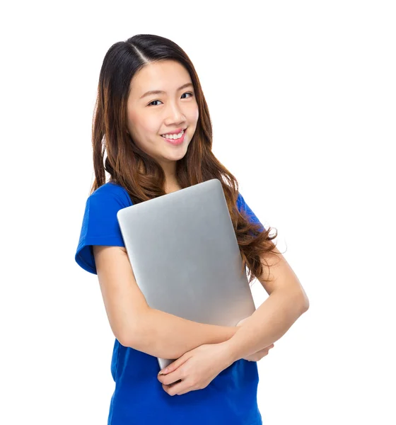 Aziatische vrouw met laptopcomputer — Stockfoto