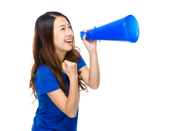 Giovane donna urlare con altoparlante — Foto Stock