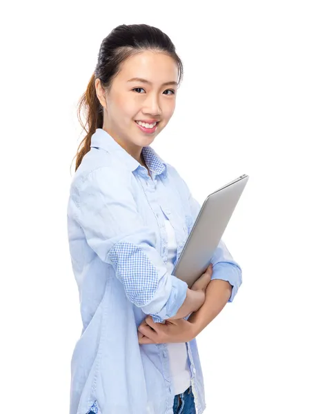 Aziatische jonge vrouw met laptop — Stockfoto