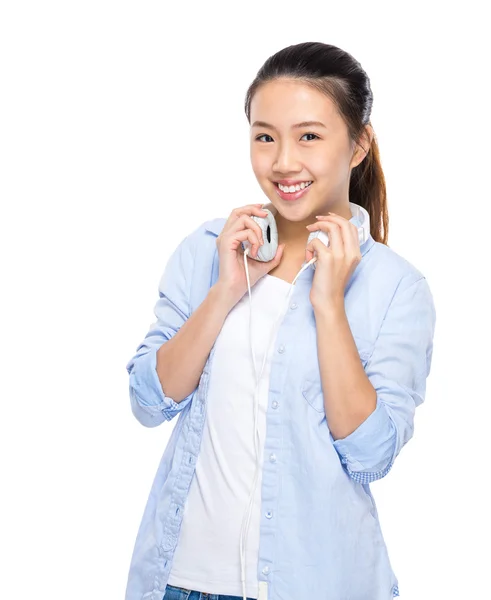 Mujer con auriculares en el hombro —  Fotos de Stock