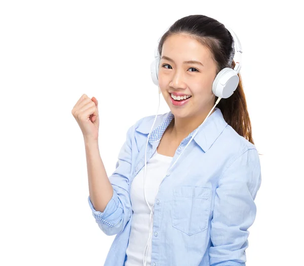 Wanita muda mendengarkan musik dengan headphone — Stok Foto
