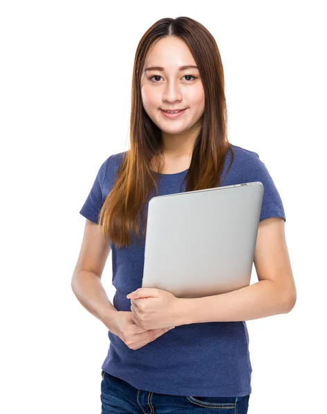 Frau hält Laptop in der Hand — Stockfoto