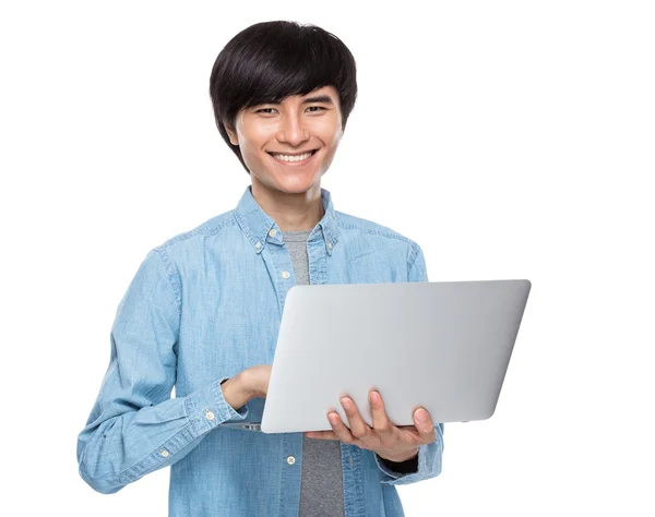 Typ azjatycki człowiek na komputerze przenośnym — Zdjęcie stockowe