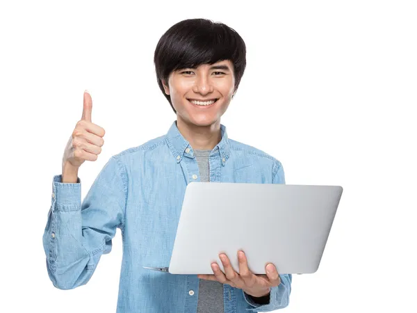 Homem com computador portátil e polegar para cima — Fotografia de Stock