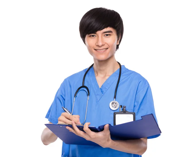 Medico prendere nota sul pad di file — Foto Stock