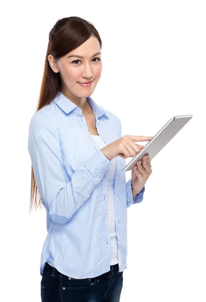 Azji kobieta używać cyfrowy tablet — Zdjęcie stockowe