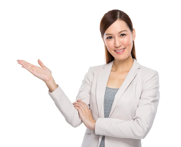 Mujer de negocios con mano presente — Foto de Stock