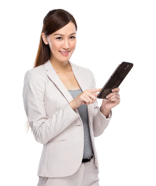 Бізнес-леді використання цифровий планшетний — Stok fotoğraf