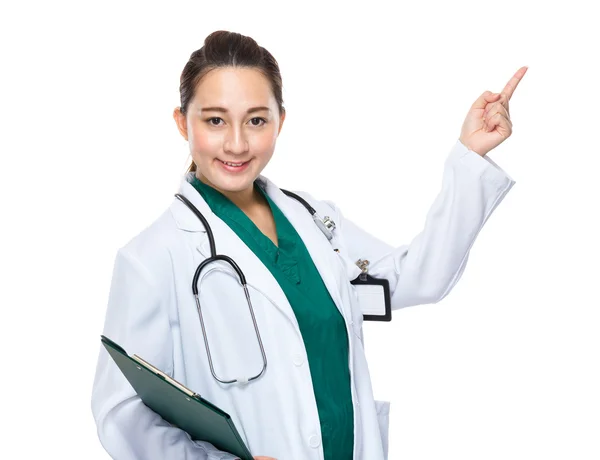 Femme médecin tenir presse-papiers et doigt vers le haut — Photo