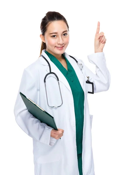 Médico segure prancheta e dedo para cima — Fotografia de Stock
