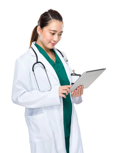 Läkare titta på digital tablet — Stockfoto
