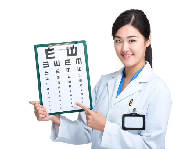 Asiático femenino optometrista espectáculo ojo chart — Foto de Stock