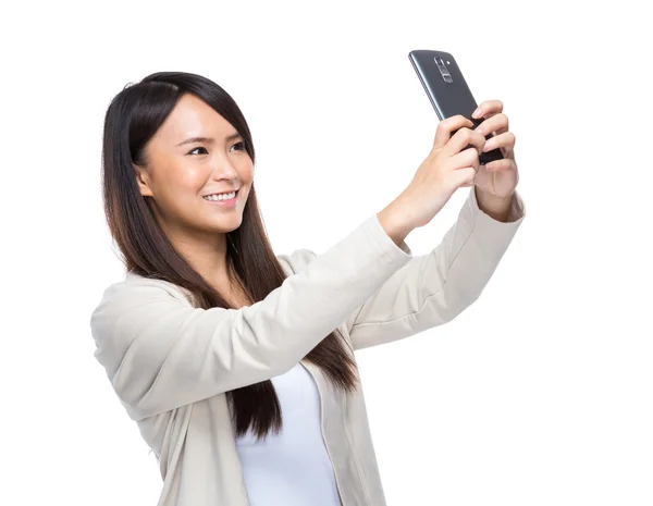 Młoda kobieta w selfie telefon komórkowy — Zdjęcie stockowe