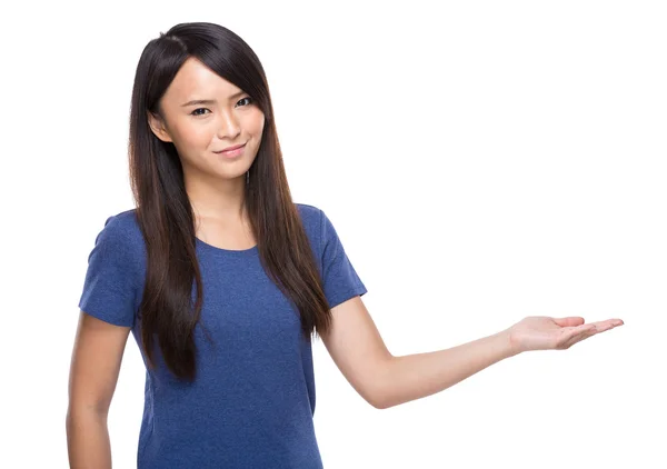 Aziatisch jong vrouw open palm aanwezig — Stockfoto