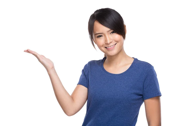 Asiatique jeune femme avec présentation main — Photo