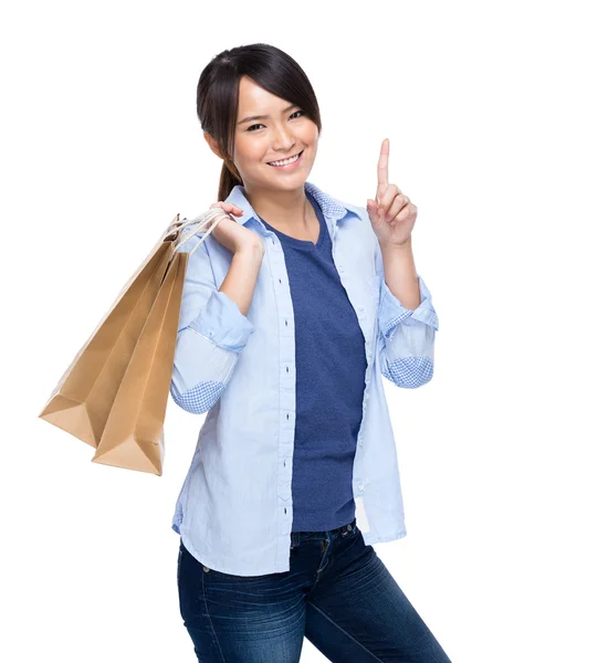 Genç kadın alışveriş çantası parmağını Kaldır — Stok fotoğraf