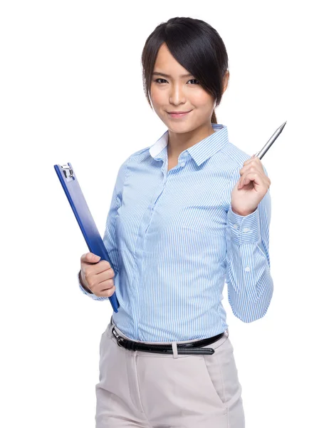 Empresária com prancheta e caneta para cima — Fotografia de Stock