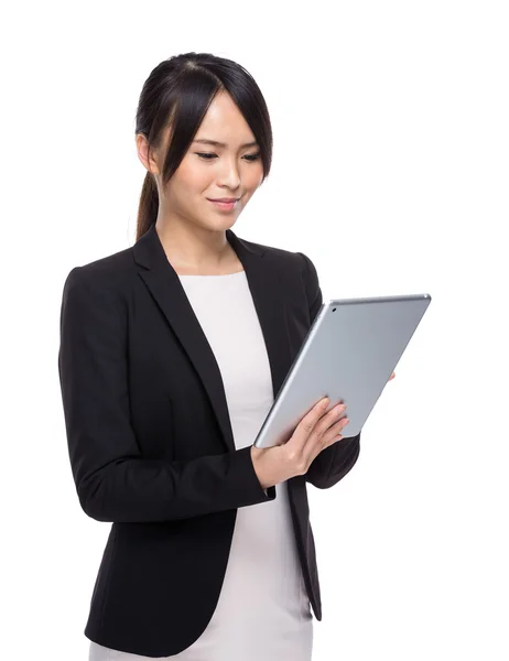 Gerente do sexo feminino usando tablet — Fotografia de Stock
