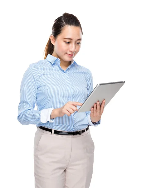 Female manager using tablet — Stock Photo, Image