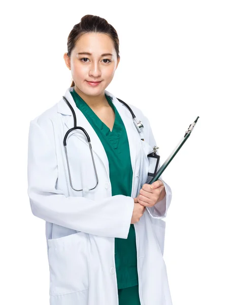 Mieszanej rasy kobiece kobieta lekarz ze schowka — Zdjęcie stockowe